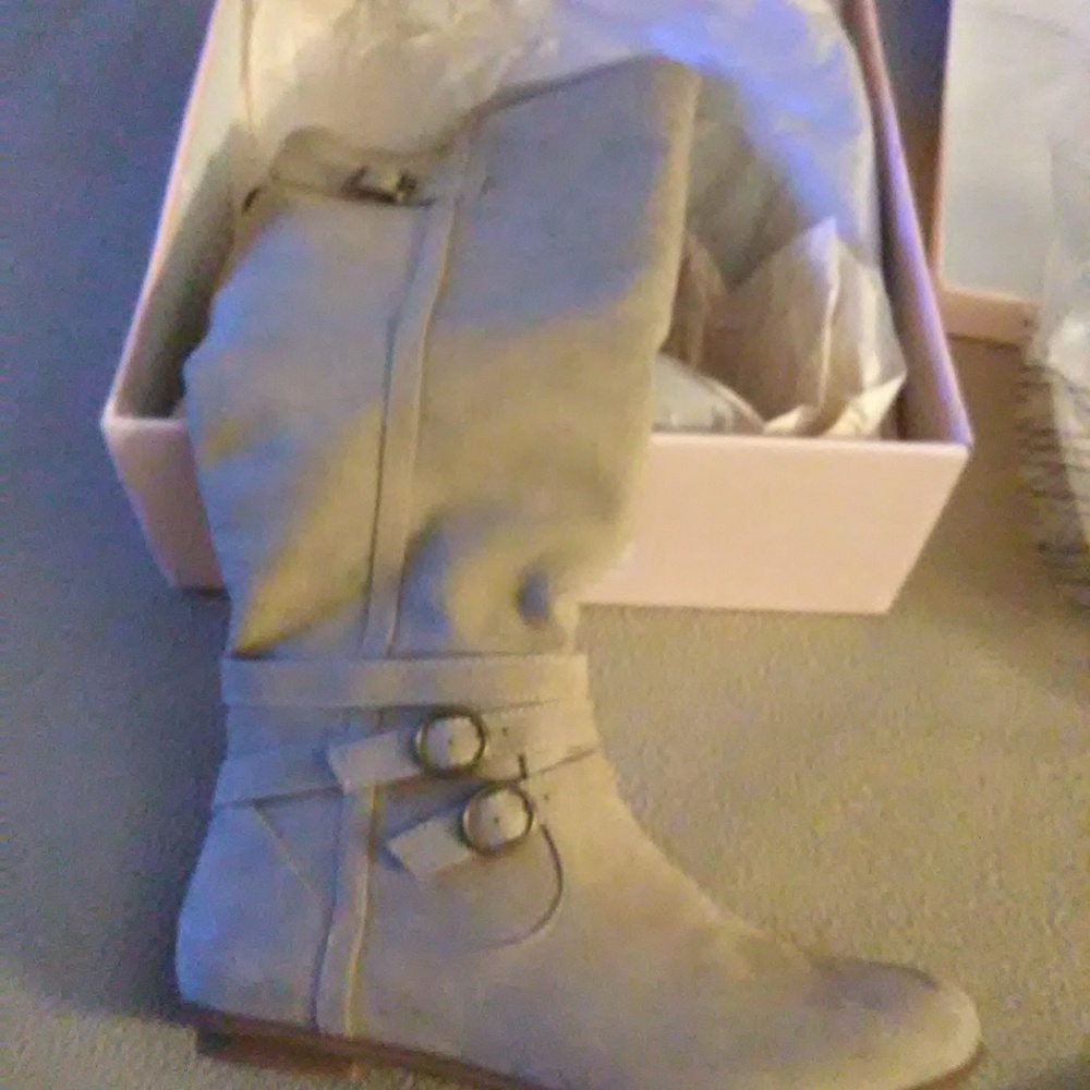 Brand new, never wore, size 8 boots Just Fab.